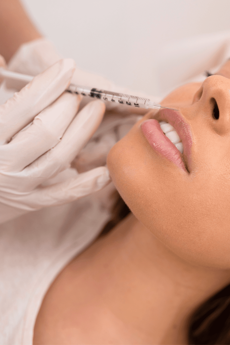 Mujer realizándose un Tratamiento labios con ácido