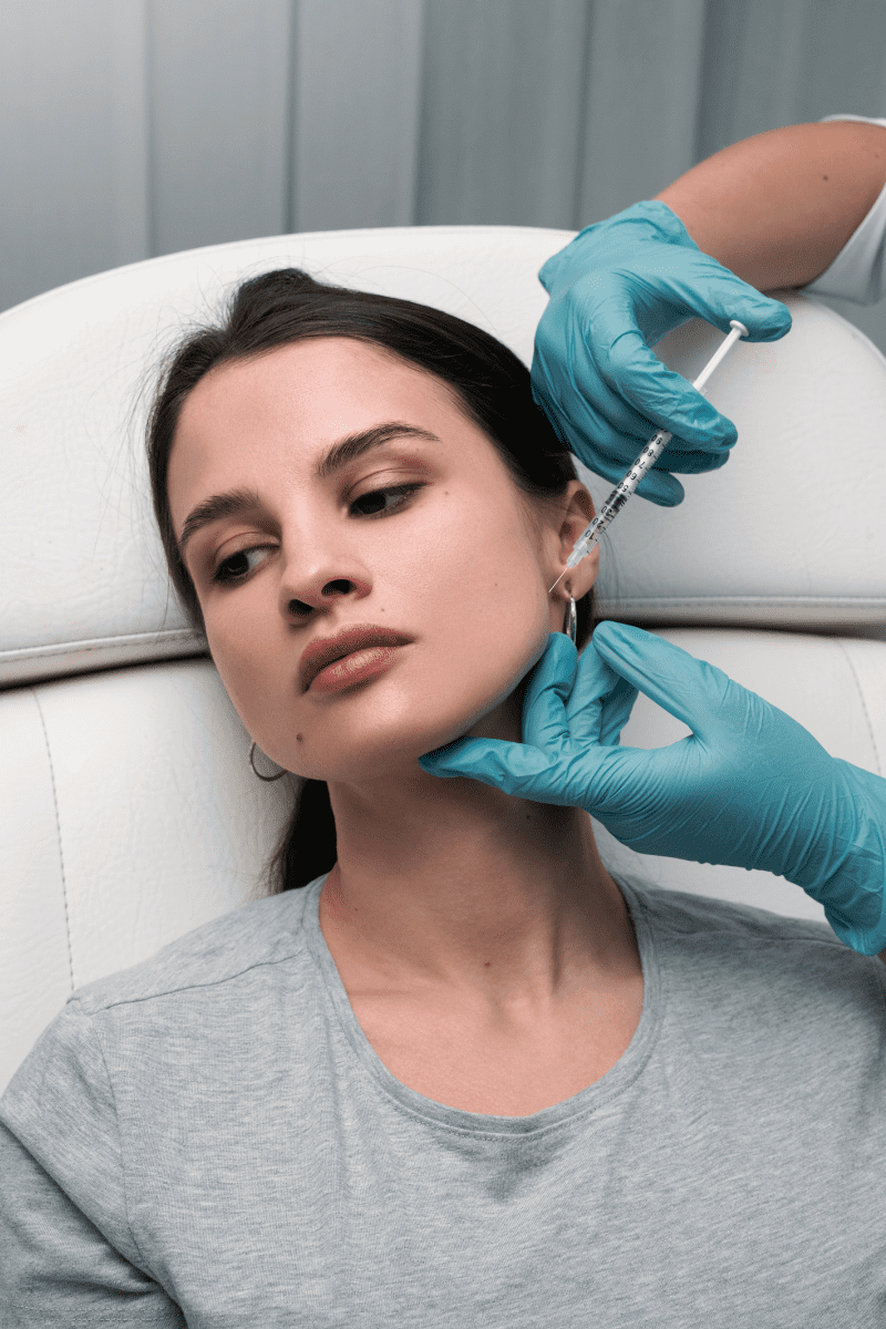 mujer recibiendo tratamiento de marcación mandibular