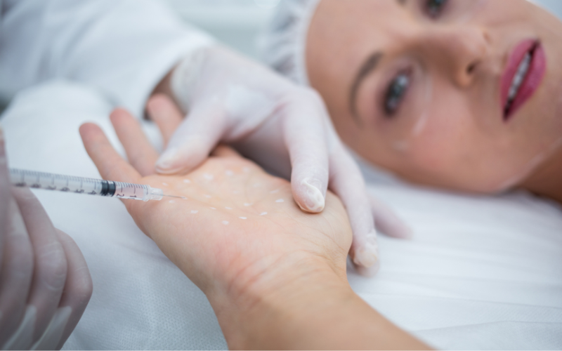 mujer recibiendo un Tratamiento Hiperdrosis en la mano