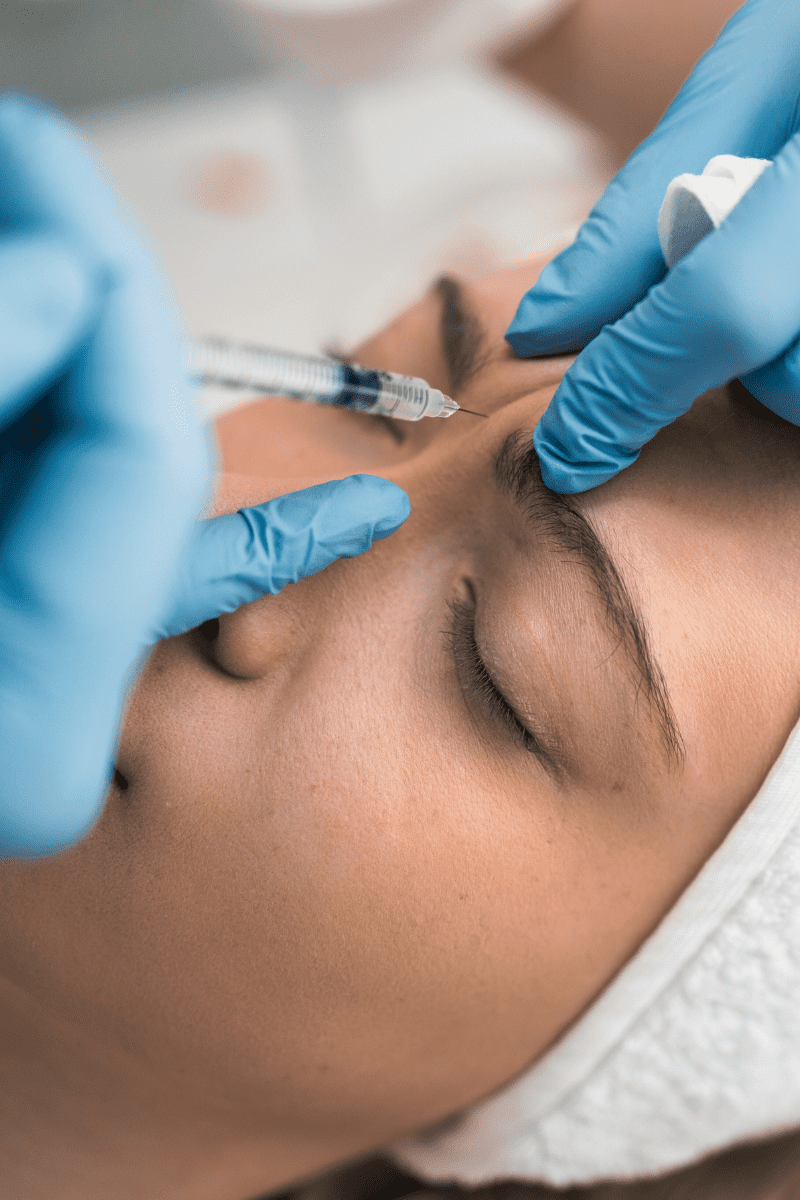 mujer recibiendo un tratamiento antiarrugas o botox